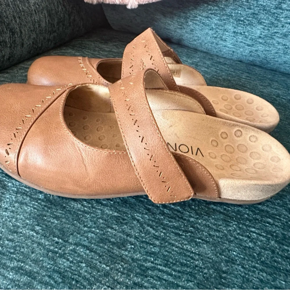 Vionic Clogs - Picture 3 of 6